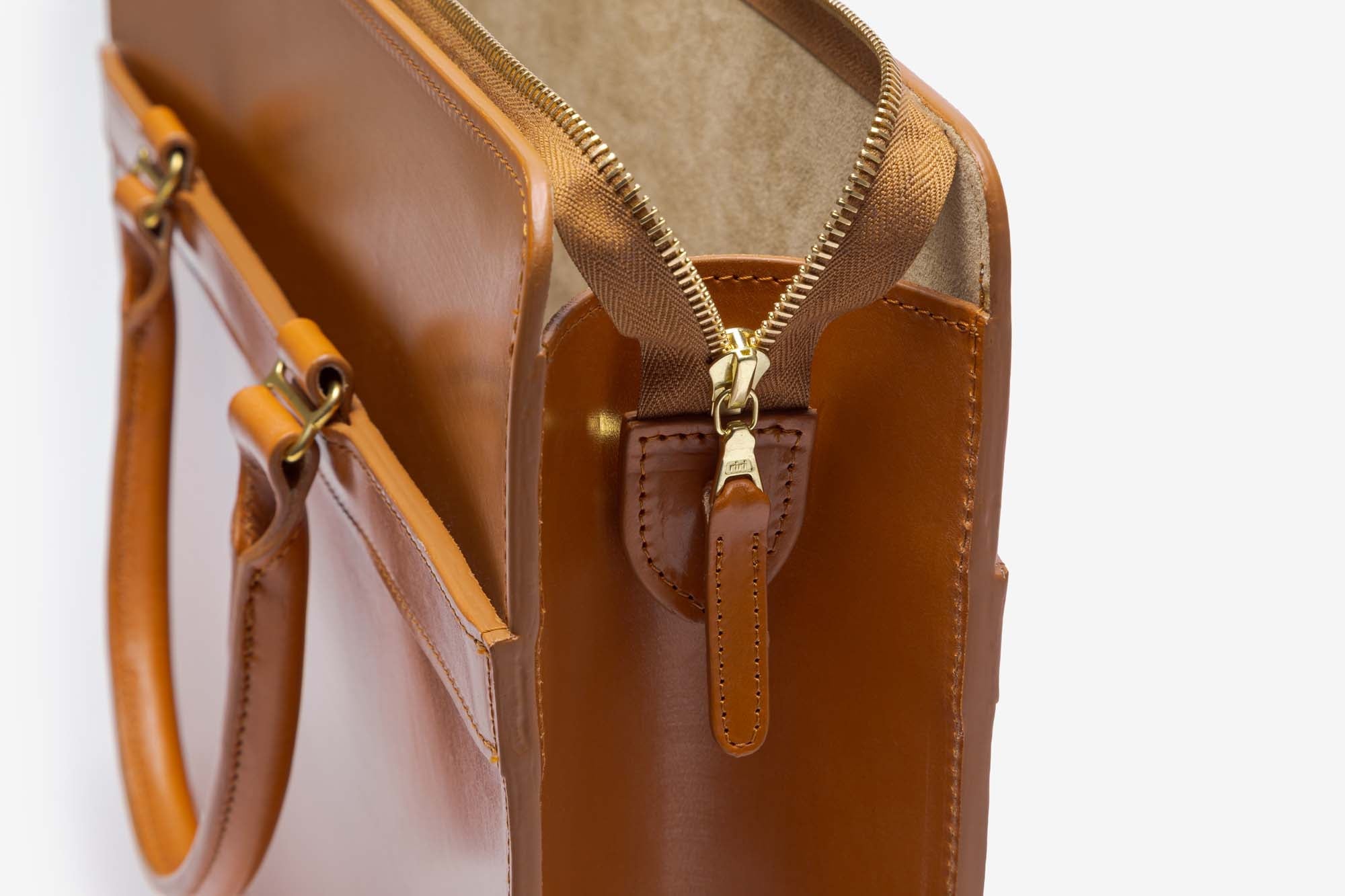 The Hale briefcase in Newton Tan - detail