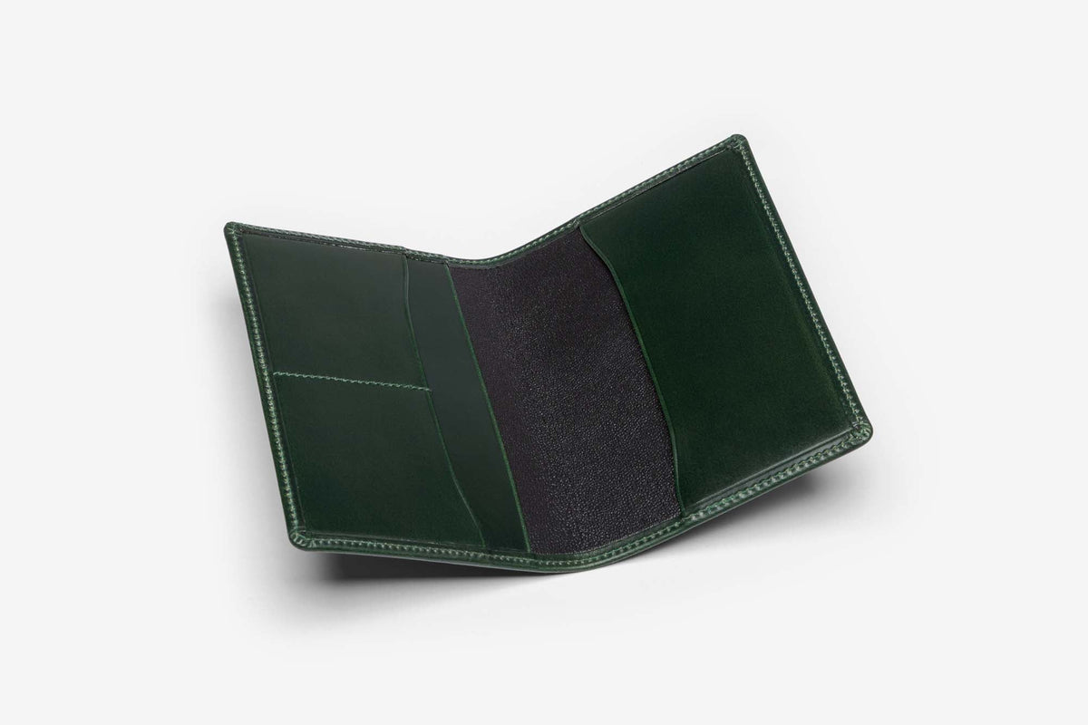 Beorma Passport Holder in Green – open