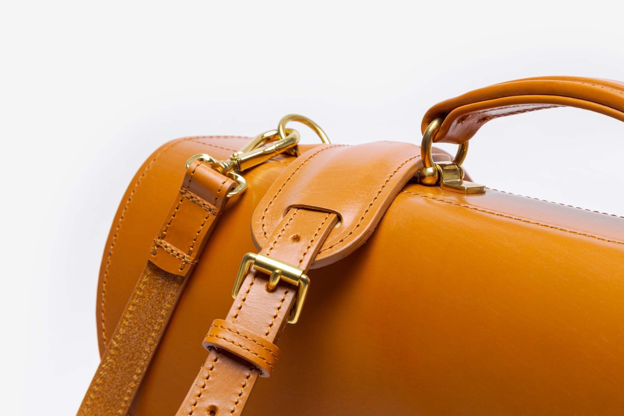 The Fleet briefcase in Newton Tan - detail